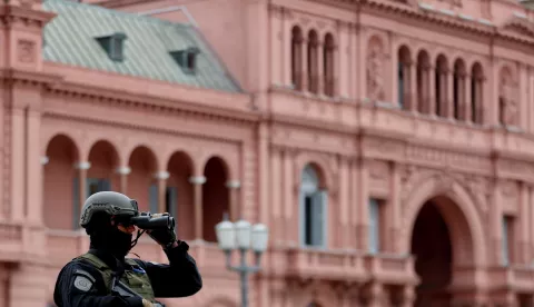 epa07202869 A view of the security deployment guarding the grounds of the Casa Rosada, the house of the Argentinian Government, in Buenos Aires, Argentina, 01 December 2018. The security detail is in place during the bilateral meeting between Argentinian President Mauricio Macri and his Russian counterpart Vladimir Putin, after the G20 leaders' summit. EPA/JUAN IGNACIO RONCORONI