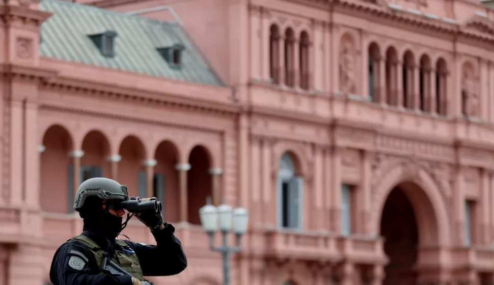epa07202869 A view of the security deployment guarding the grounds of the Casa Rosada, the house of the Argentinian Government, in Buenos Aires, Argentina, 01 December 2018. The security detail is in place during the bilateral meeting between Argentinian President Mauricio Macri and his Russian counterpart Vladimir Putin, after the G20 leaders' summit. EPA/JUAN IGNACIO RONCORONI