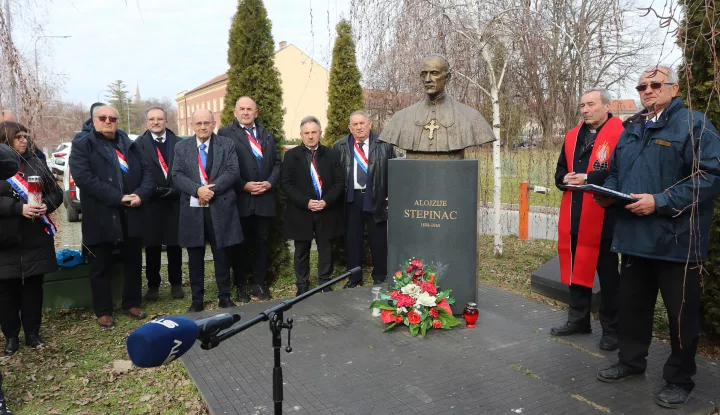 Osijek, 10. 02. 2025, Spomenik Stepincu, obilježavanje obljetnice smrti - organizira Zmajski stol i HOPGD Zrinski.snimio GOJKO MITIĆ