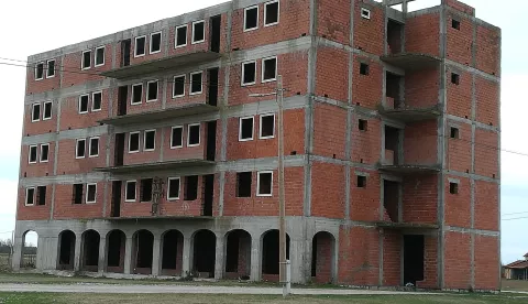 Nedovršena zgrada u Cerniarhiva