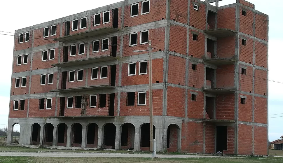 Nedovršena zgrada u Cerniarhiva