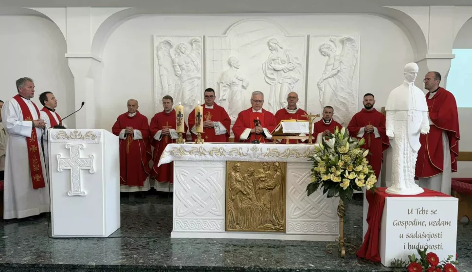 Četvrtu godinu zaredom u najmlađoj vinkovačkoj Župi, Župi bl. Alojzija Stepinca u vinkovačkom priradskom naselju Mirkovci slavi se Stepinčevo, a ususret slavlju služena je devetnica blaženiku, njihovom nebeskom zaštitniku.Devetnica je započela u prošlu subotu obilježena zajedništvom vjernika, svećenika i bogoslova, koji su zajedno slavili i častili svog nebeskog zaštitnika. Gosti su bili svećenici iz Vinkovaca.