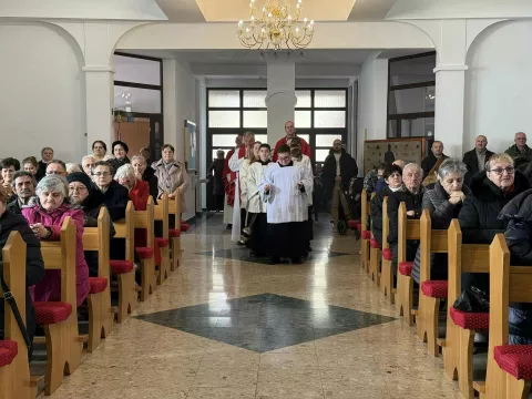 Četvrtu godinu zaredom u najmlađoj vinkovačkoj Župi, Župi bl. Alojzija Stepinca u vinkovačkom priradskom naselju Mirkovci slavi se Stepinčevo, a ususret slavlju služena je devetnica blaženiku, njihovom nebeskom zaštitniku.Devetnica je započela u prošlu subotu obilježena zajedništvom vjernika, svećenika i bogoslova, koji su zajedno slavili i častili svog nebeskog zaštitnika. Gosti su bili svećenici iz Vinkovaca.