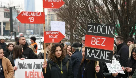 Sarajevo, 10.2.2025.- Stotine ljudi okupilo se u ponedjeljak pred sjedi?tem parlamenta BiH u Sarajevu kako bi prosvjedovali zbog na?ina na koji su vlasti te zemlje reagirale na poplave u kojima je u listopadu pro?le godine poginulo 27 osoba i zatra?ili ka?njavanje odgovornih za ?rtve i razaranja. foto HINA/ FENA/ Hazim Aljovi?/ ua