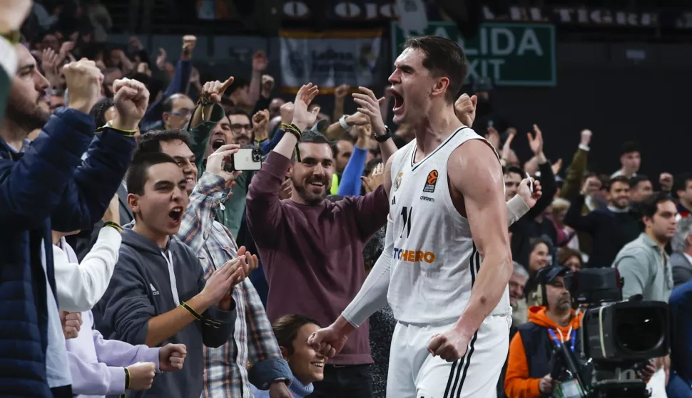 epa11848629 Real Madrid's Mario Hezonja celebrates winning the Euroleague basketball match between Real Madrid and Baskonia, in Madrid, Spain 23 January 2025. EPA/JUANJO MARTIN