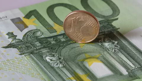 100 Euro-Note and 1 Eurocent-Munze | usage worldwide /DPA/PIXSELL