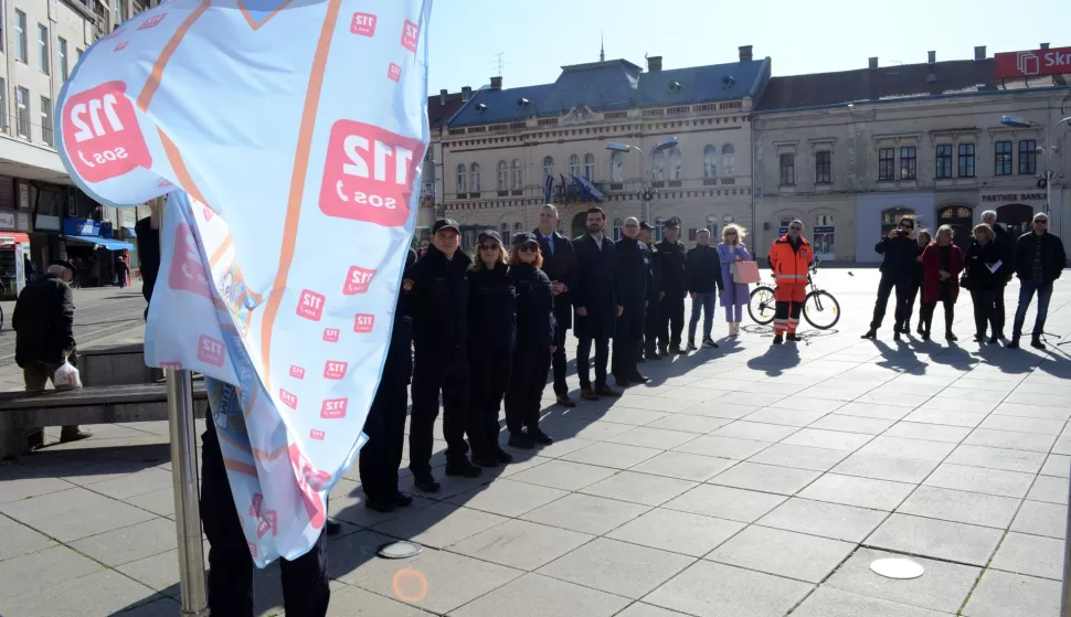 osijek, 8 veljače 2024, 11,30 sati, trg ante starčevića, dan jedinstvenog broja 112, obilježavanje, civilna zaštita, sos, mup, vatrogasci, hitna pomoć, novinar darko pejićsnimio zdenko pušić