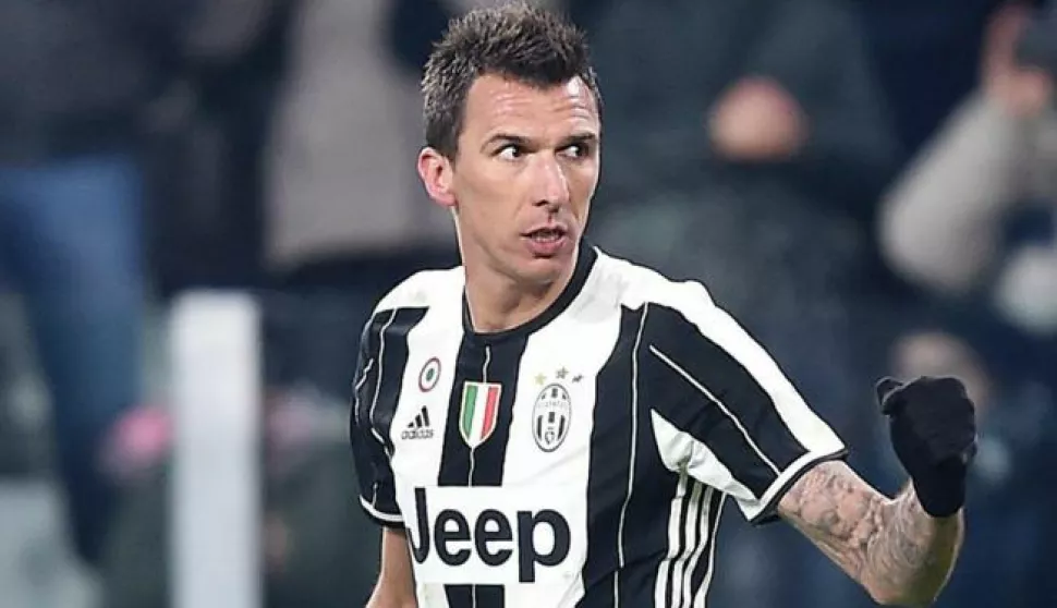 epa05711691 Juventus' Mario Mandzukic celebrates after scoring the 2-0 goal during the Italy's Cup soccer match Juventus Fc vs Atalanta Bergamasca Calcio at Juventus Stadium in Turin, Italy, 11 January 2017. EPA/ALESSANDRO DI MARCO