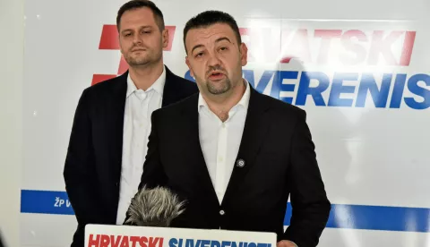 Vukovar, 31.01.2025. - U prostorijama Hrvatskih suverenista u Vukovaru, saborski zastupnik i predsjednik Hrvatskih suverenista Marijan Pavliček i predsjednik gradske organizacije Hrvatskih suverenista Vukovar i zamjenik gradonačelnika grada Vukovara Filip Sušac održali su konferenciju za medije s temom kredit gradske tvrtke "Komunalac d.o.o. Vukovar" u iznosu od 400.000 eura kojeg je prihvatilo Gradsko vijeće Grada Vukovara.foto HINA/ Gordan PANIĆ/ gp