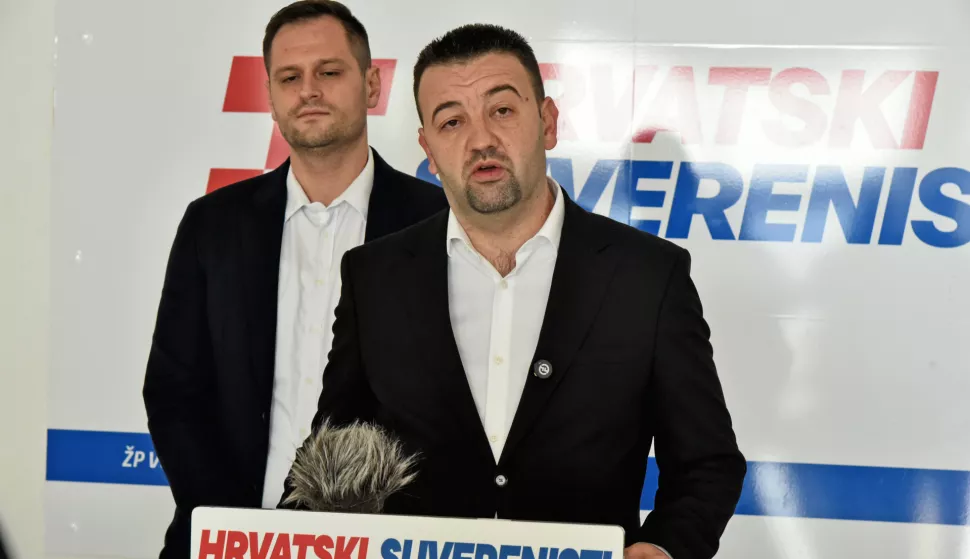 Vukovar, 31.01.2025. - U prostorijama Hrvatskih suverenista u Vukovaru, saborski zastupnik i predsjednik Hrvatskih suverenista Marijan Pavliček i predsjednik gradske organizacije Hrvatskih suverenista Vukovar i zamjenik gradonačelnika grada Vukovara Filip Sušac održali su konferenciju za medije s temom kredit gradske tvrtke "Komunalac d.o.o. Vukovar" u iznosu od 400.000 eura kojeg je prihvatilo Gradsko vijeće Grada Vukovara.foto HINA/ Gordan PANIĆ/ gp