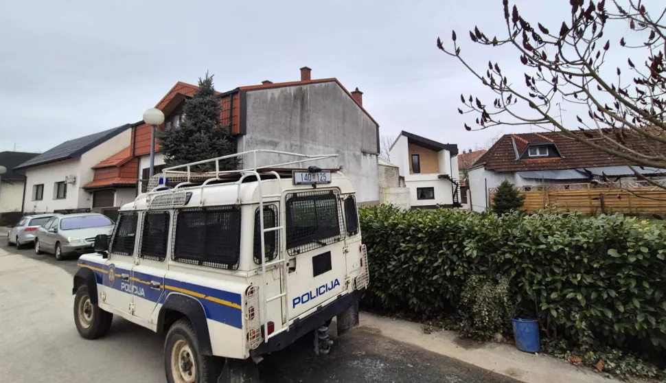 Vara?din, 11.2.2025.- Uskok i policija u utorak ujutro krenuli su u zajedni?ku akciju na podru?ju Vara?dinske ?upanije kojom je obuhva?eno vi?e osoba, me?u njima i saborska zastupnica Barbara Antoli? Vupora. Na slici policijsko vozilo ispred ku?e Barbare Antoli? Vupore. foto HINA/ Sini?a KALAJD?IJA/ ua
