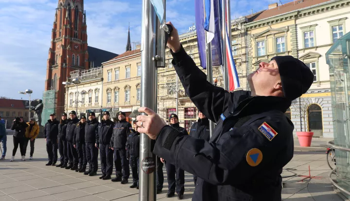 Osijek, 11. 02. 2025, Trg Ante Starčevića, podizanje zastave povodom obilježavanja 20 godina broja 112. snimio GOJKO MITIĆ