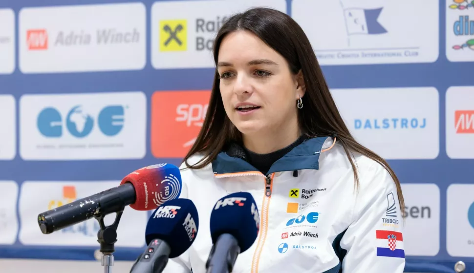 Split, 11.02.2025. - Konferencija za medije daljinske plivačice Dine Levačić povodom dva nadolazeća preplivavanja u Australiji. To su Rottnest channel i Derwent River Swim.foto HINA/ Miroslav Lelas/ lm