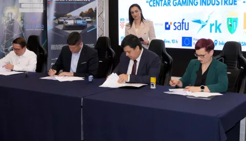 Novska, 11.2.2025.- U Novskoj do kraja velja?e zapo?inje izgradnja Centra gaming industrije, o ?emu je u utorak potpisan ugovor s izvo?a?em radova, tvrtkom Tromont, koja je uvedena u gradili?te, a rok zavr?etka prve faze tog centra, vrijedne 38,7 milijuna eura, je dvije godine. foto HINA/ Nikola BLA?EKOVI?/ ua
