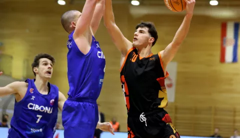 Zagreb, 11.02.2025 - Četvrtfinalna utakmica Kupa Krešimir Ćosić za košarkaše: Cibona - Marsonia. Na fotografiji Luka Skorić, Filip Bundović, Tonći Lisica.foto HINA/ Daniel KASAP/ dk