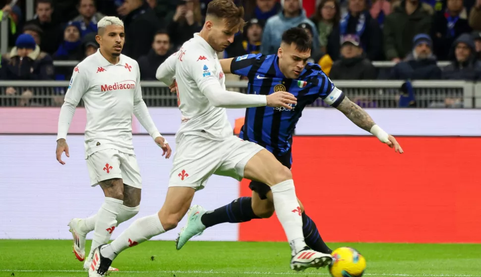 epa11886939 FC Inter's Lautaro Martinez in action against Fiorentina's Marin Pongracic during the Italian Serie A soccer match between FC Inter and ACF Fiorentina, in Milan, Italy, 10 February 2025. EPA/ROBERTO BREGANI