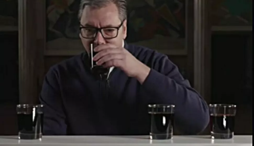 Aleksandar Vučić, bizarna snimka ispijanja pića