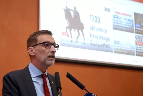 Zagreb, 11.02.2025 - Matica hrvatska obilježila je 183. godišnjicu osnutka, a tom prigodom predstavljena je monografija Marija Jareba "Hrvatski nacionalni simboli: Postanak, razvoj, uporaba i kontroverze". Na fotografiji predsjednik Matice hrvatske akademik Miro Gavran.foto HINA/ Denis CERIĆ /dc