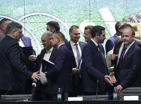 Zagreb, 12.02.2025. - Uručeni ugovori o sufinanciranju izgradnje, obnove, održavanja, opremanja i rekonstrukcije sportskih objekata i velikih međunarodnih sportskih natjecanja. Na fotografiji Andrej Plenković, Damir Kajin, Matija Posavec, Marko Marušić, Ivica Kirin, Tonči Glavina, Mišel Jakšić. foto HINA/ Lana SLIVAR DOMINIĆ/ lsd