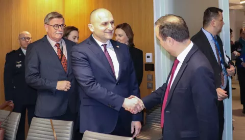 Zagreb/Bruxelles, 12.02.2025. - Hrvatska je na dvanaestom mjestu prema postotku BDP-a izdvojenom za pružanje vojne pomoći Ukrajini, kazao je ministar obrane Ivan Anušić u srijedu u Bruxellesu, priopćio je MORH. Hrvatska je dosad je Ukrajini donirala 208,9 milijuna eura vrijednosti vojne pomoći, što je svrstava na 12. mjesto prema postotku BDP-a izvdojenom za tu namjenu, poručio je Anušić na sastanku Obrambene kontaktne skupine za Ukrajinu. foto HINA/ MORH/ ml