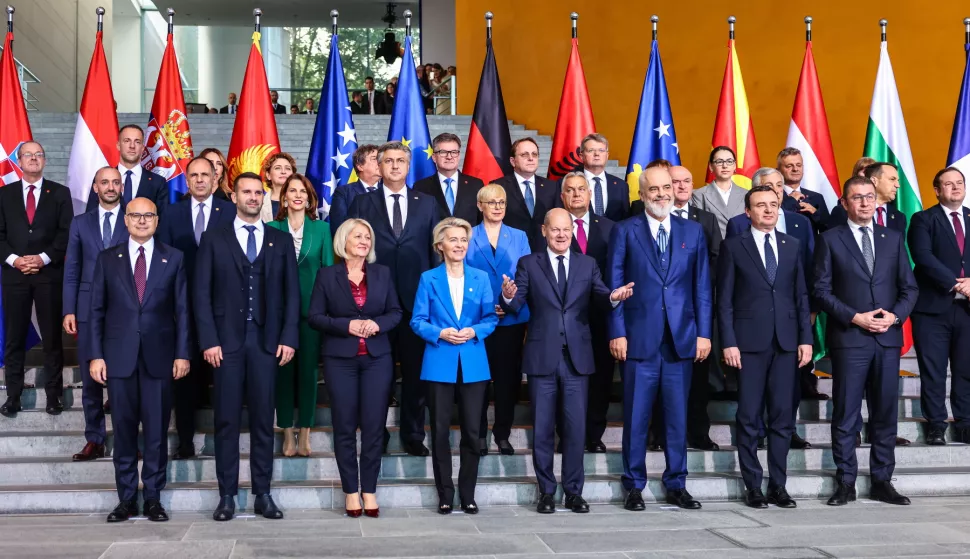 epa11658063 German Chancellor Olaf Scholz (C-R) and European Commission President Ursula von der Leyen (C-L) stand with heads of state pose for a family photo during the 10th 2024 Berlin Process Summit at the Chancellery in Berlin, Germany, 14 October 2024. Chancellor Scholz will hold two working meetings and a working lunch with the participants on the topics of 'Regional Cooperation and Common Regional Market', 'Green Agenda for the Western Balkans, Connectivity, and Energy' and the future direction of the Berlin Process. EPA/Hannibal Hanschke
