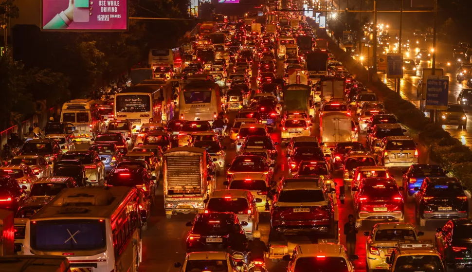 epaselect epa11888669 Traffic on the streets of Mumbai, India, 11 February 2025. India is one of the largest automobile market in the world in terms of production and sales. EPA/DIVYAKANT SOLANKI