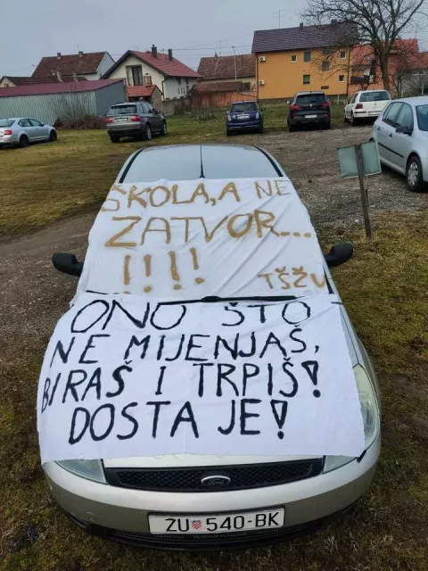 Poruka nezadovoljnih učenikaustupljena fotografija