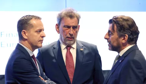 Zagreb, 13.02.2025. - Predsjednik Vlade Andrej Plenković govorio je na uručivanju ugovora "Izgradnja, rekonstrukcija i opremanje osnovnih škola za potrebe jednosmjenskog rada i cjelodnevne škole". Ministar znanosti i obrazovanja Radovan Fuchs je potom s ravnateljem Središnje agencije za financiranje i ugovaranje programa i projekata EU Draganom Jelićem, ugovore uručio korisnicima. Na fotografiji Radovan Fucks, Dragan Jelić. foto HINA /Zvonimir KUHTIĆ/ kuzo