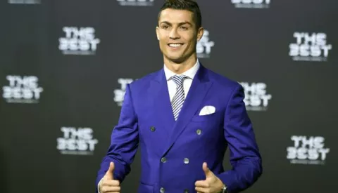 epa05707984 Real Madrid's Portuguese striker Cristiano Ronaldo poses for photographers as he arrives prior to the FIFA Awards 2016 gala at the Swiss TV studio in Zurich, Switzerland, 09 January 2017. The best soccer player of 2016 will be chosen during the ceremony. EPA/WALTER BIERI------2x color - sport