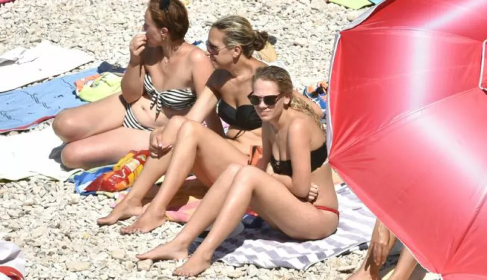 17.08.2017., Pula - Plaze prepune kupaca koji osvjezenje od nepopustljive vrucine traze u moru. Photo: Dusko Marusic/PIXSELL------CRNA2 ST