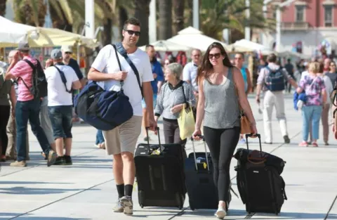 01.10.2017., Split - Riva, prekrasan jesenski suncan dan, prvi dan s temperaturom od 22 stupanja Celzijeva gradjani i turisti iskoristili za setnju. Photo: Miranda Cikotic/PIXSELL,------1 stupac colornovosti