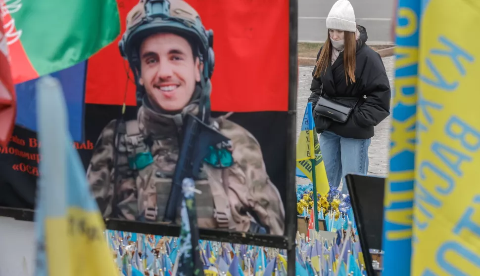 epaselect epa11888134 A woman stands near a makeshift memorial to the fallen Ukrainian servicemen and international volunteers, in Independence Square in Kyiv, Ukraine, 11 February 2025, amid the Russian invasion. EPA/SERGEY DOLZHENKO