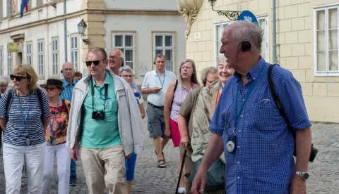 OSIJEK- 15.07.2021., Tvrđa, njemački turisti u razgledavanju grada i Tvrđe, slobodnjak.Foto: Andrea Ilakovac
