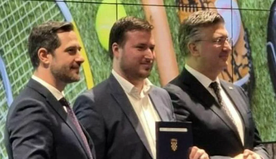 Uručenje ugovora za sufinanciranje rekonstrukcije stadiona u Bogdanovcima