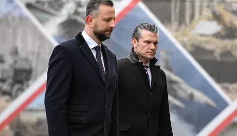 epa11895059 Polish Defence Minister Wladyslaw Kosiniak-Kamysz (L) and US Secretary of Defence Pete Hegseth (R) attend an official welcome ceremony before their meeting at the Defence Ministry headquarters in Warsaw, Poland, 14 February 2025. EPA/Marcin Obara POLAND OUT