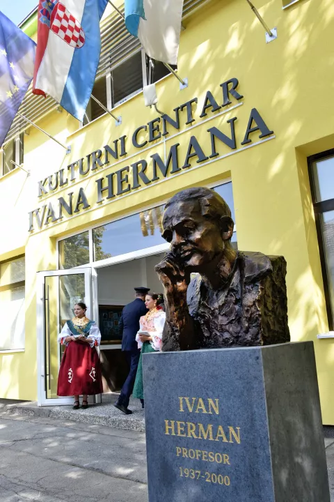 slavonija...zupanja...23.08.2024.kulturni centar ivana hermana; povodom dana grada odrzana svecana sjednica gradskog vijeca i dodjela javnih priznanja zasluznima;foto Gordan Panić
