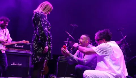 Osijek, 14. 02. 2025, Sportska dvorna Gradski vrt. Koncert Crvena Jabuka. Marijan zaprosio Julijanu na koncertu, VK/VU.sniio GOKJKO MITIĆ