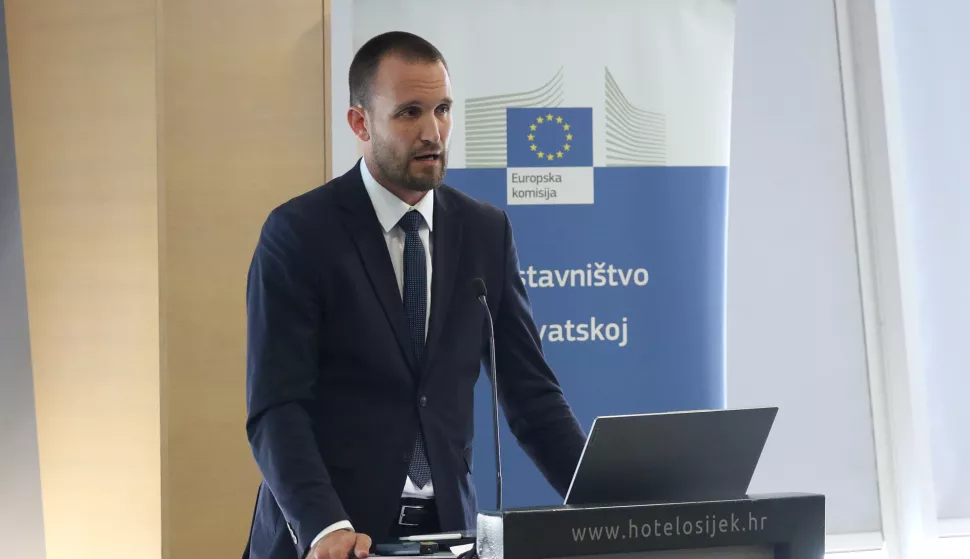 Osijek, 28. 10. 2024, Hotel Osijek. Godišnje okupljanje mreže Europe Direct i partnera u organizaciji Predstavništva Europske komisije. Šime Erlić, ministar regionalnog razvoja i fondova EU.snimio GOJKO MITIĆ