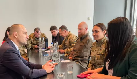 Muenchen, 15.2.2025.- Ameri?ka prisutnost kroz NATO-ovu operaciju KFOR iznimno je va?na za stabilnost i mir na Kosovu, rekao je hrvatski ministar obrane Ivan Anu?i? u subotu u Muenchenu tijekom sastanka sa zamjenikom pomo?nika ameri?kog ministra obrane za europske i NATO-ove politike Davidom Bakerom, priop?eno je iz MORH-a. Anu?i?, koji zajedno s na?elnikom Glavnog sto?era OSRH general-pukovnikom Tihomirom Kundidom sudjeluje na 61. Muenchenskoj sigurnosnoj konferenciji, sastao se na marginama skupa s Bakerom, kao i s kosovskim premijerom Albinom Kurtijem i ministrom obrane Ejupom Maqedoncijem. foto HINA/ MORH/ ua