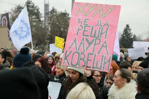 Kragujevac, 15.2.2025. - Pokret studenata organizirao je masovnu akciju "Sretnimo se na Sretenje" u Kragujevcu. Studenti i grupe gra?ana blokirali su Lepeni?ki bulevar, jednu od glavnih prometnica koja grad povezuje sa okolnim mjestima. foto HINA/ BETAPHOTO/ MILOS MISKOV/ ua