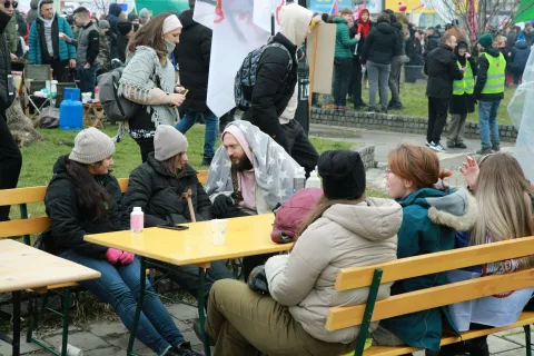 Kragujevac, 15.2.2025. - Pokret studenata organizirao je masovnu akciju "Sretnimo se na Sretenje" u Kragujevcu. Studenti i grupe gra?ana blokirali su Lepeni?ki bulevar, jednu od glavnih prometnica koja grad povezuje sa okolnim mjestima. foto HINA/ BETAPHOTO/ MILOS MISKOV/ ua