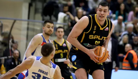 Zabok, 15.02.2025 - Finalna utakmica Kupa Krešimir Ćosić za košarkaše: Alkar - Split. Na fotografiji Mirko Jukić, Krešimir Ljubičić.foto HINA/ Daniel KASAP/ dk