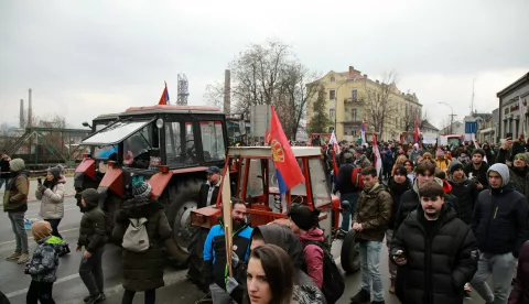 Kragujevac, 15.2.2025. - Pokret studenata organizirao je masovnu akciju "Sretnimo se na Sretenje" u Kragujevcu. Studenti i grupe gra?ana blokirali su Lepeni?ki bulevar, jednu od glavnih prometnica koja grad povezuje sa okolnim mjestima. foto HINA/ BETAPHOTO/ MILOS MISKOV/ ua