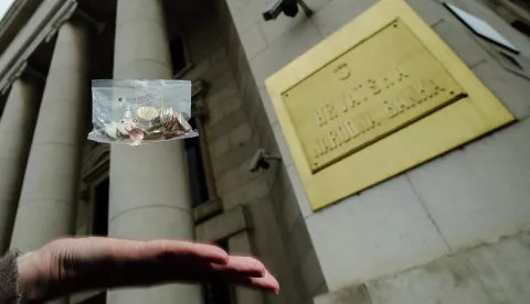 15.11.2022., Zagreb - HNB. Pocetni paket eurokovanica za potrosace bit ce dostupni od 1. prosinca u bankama, Financijskoj agenciji te HP-Hrvatskoj posti, a najvise ce se moci kupiti dva pocetna paketa eurokovanica za potrosace po jednoj transakciji. Paketi su pakirani u male plasticne vrecice u kojim se nalaze 33 eurokovanice svih apoena u vrijednosti od 13,28 eura, odnosno 100 kuna ce potrosaci izdvojiti za jedan pocetni paket eurokovanica. Photo: Sanjin Strukic/PIXSELL