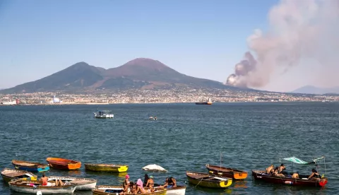 epa11509997 A general view shows smoke rising from the fire affecting the slopes of the Vesuvius volcano, in Naples, Italy, 30 July 2024. EPA/CESARE ABBATE