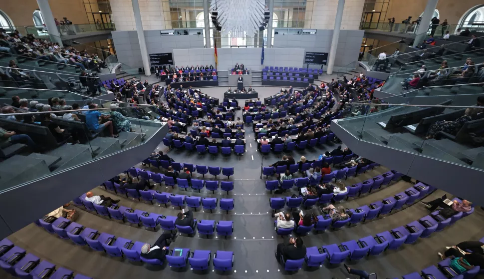 epa10691815 German Minister for Economy and Climate Action, Robert Habeck (C, back) speaks during a session of the German parliament Bundestag in Berlin, Germany, 15 June 2023. The Buildings Energy Act, that split the German government 'traffic light coalition' lately and the question of a modernization allocation had been added to the agenda of the 15 June parliament discussions. EPA/CLEMENS BILAN