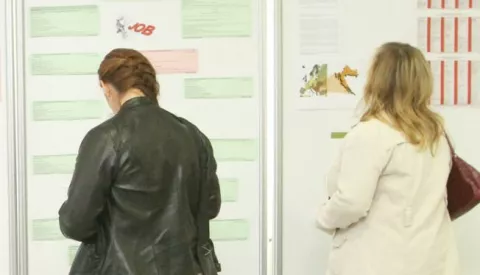 ?18.10.2013., Koprivnica - Stotine mladih i starih nezaposlenih gradjana svih strucnih sprema doslo je na 7. Sajam poslova u sportskoj dvorani OS A. N. Gostovinski da vide kakvi se poslovi nude. Photo: Marijan Susenj/PIXSELL------kolor 1x novostui