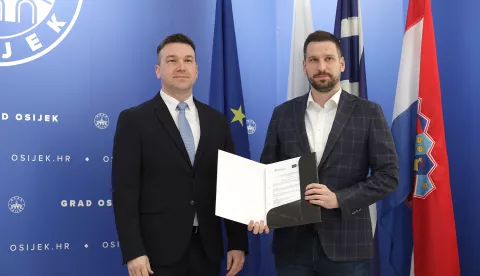 Osijek, 17. 02. 2025., Kuhačeva 9, Uručenje Ugovora o dodjeli bespovratnih sredstava, projekti - Biciklističke staze Grada Osijeka, Osigurajmo im jednakost 8, Ivan Radić - gradonačelnik; Domagoj Mikulić - državni tajnik u Ministarstvu regionalnog razvoja i fondova EUSNIMIO BRUNO JOBST