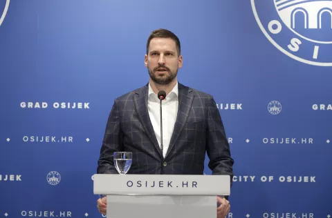 Osijek, 17. 02. 2025., Kuhačeva 9, Uručenje Ugovora o dodjeli bespovratnih sredstava, projekti - Biciklističke staze Grada Osijeka, Osigurajmo im jednakost 8, Ivan Radić - gradonačelnikSNIMIO BRUNO JOBST