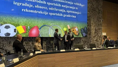 Načelniku Općine Donja Motičina Željku Kovačeviću na svečanoj dodjeli u Zagrebu uručen je ugovor o sufinanciranju izgradnje, obnove, održavanja, opremanja i rekonstrukcije sportskih građevina za 2025. godinu za projekt "Sustav navodnjavanja i opremanje nogometnog terena NK Motičina". Tim se ugovorom potvrđuje da Ministarstvo turizma i sporta sufinancira projekt u iznosu od 52.860 eura. Ukupna vrijednost radova na nogometnom terenu iznosi 75.525,63 eura 2025.